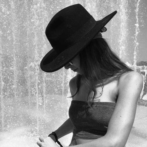 Meet your Posher, Ariel Aurora - Picture 1 of 4